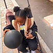 Hannah-Serah a rejoint le concours — aidez-le/la à gagner de superbes lots ! balloon, black_balloon, black_pants, casual, child, clothing, footwear, hair_puffs, jacket, nike, outdoor, pavement, person, sidewalk, sneakers, street, stroller, toy, urban, vest