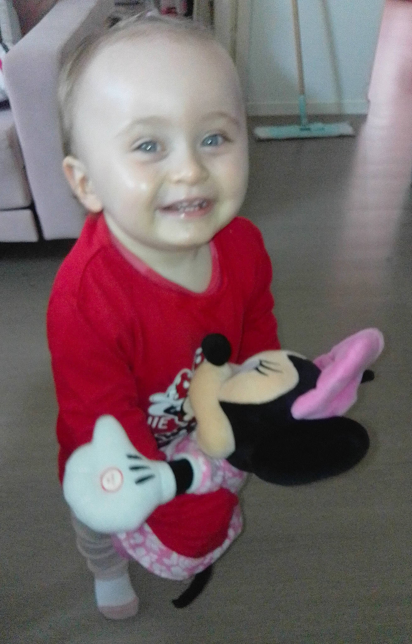 Inaya a rejoint le concours — aidez-le/la à gagner de superbes lots ! baby, baby_toddler_clothing, carmine, cheek, child, facial_expression, flooring, fun, happy, head, joy, mammal, person, pink, product, skin, sleeve, smile, stuffed_toy, t_shirt