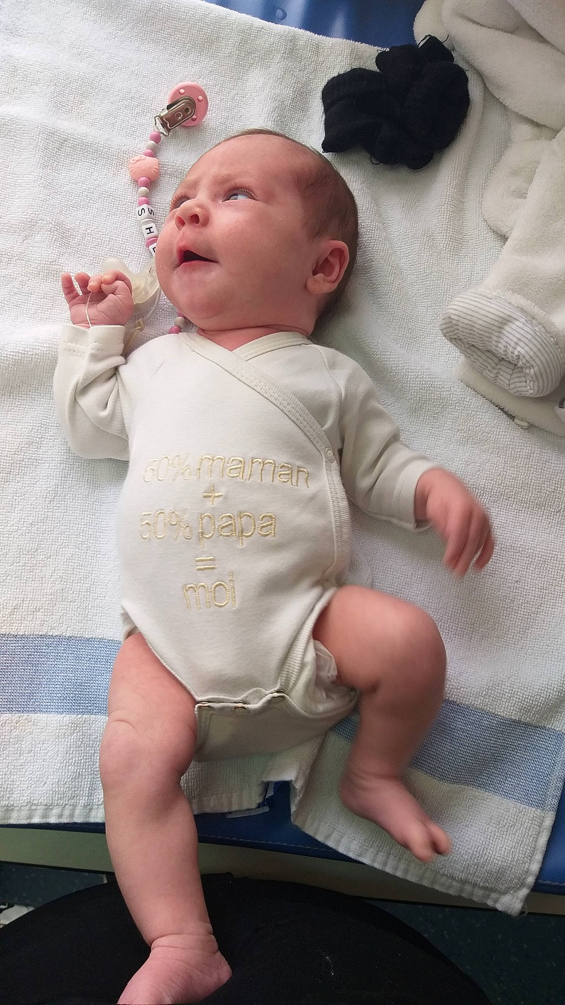 Shelsy a rejoint le concours — aidez-le/la à gagner de superbes lots ! baby, baby_toddler_clothing, cheek, child, leg, person, sitting, skin, toddler