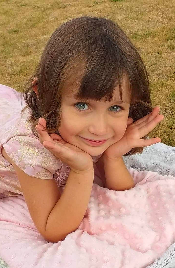 Eden participe au concours pour gagner de l'argent avec cette photo : beauty, black_hair, brown_hair, cheek, child, child_model, face, hair, hairstyle, joy, long_hair, person, sitting, skin, smile