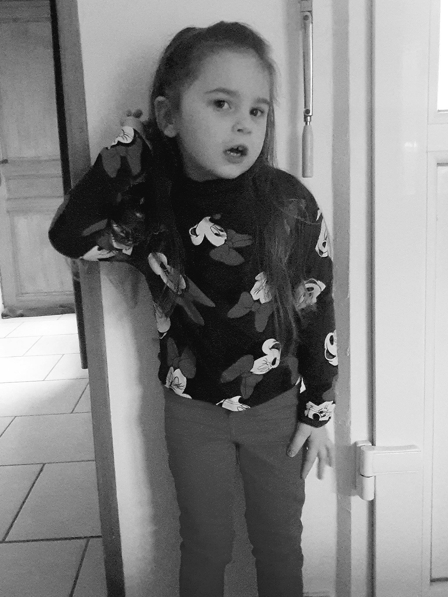 Coralyne participe au concours pour gagner de l'argent avec cette photo : baby_toddler_clothing, button, door, door_handle, fixture, home_door, iris, monochrome, person, shoulder, standing