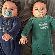 Wassim Et Qassim a rejoint le concours — aidez-le/la à gagner de superbes lots ! baby, infant, two_babies, twins, pacifier, onesie, lying_down, bed, blanket, cute, hands, curly_hair, face, smile, clothing_text, puppy_print, cozy, portrait, sibling, soft_fabric