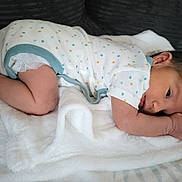 Wassim participe au concours pour gagner de l'argent avec cette photo : newborn, baby, infant, blanket, onesie, polka_dot, sleeping, soft, cute, resting, toddler, child, lying_down, indoor, cozy, small, human, skin, face, hand