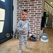 Nikola participe au concours pour gagner de l'argent avec cette photo : basket, boy, brick_wall, bubbles, casual_clothing, child, curious, daylight, door, grey_pants, grey_sweatshirt, home, household_items, indoors, playful, portrait, socks, standing, toddler, wooden_floor