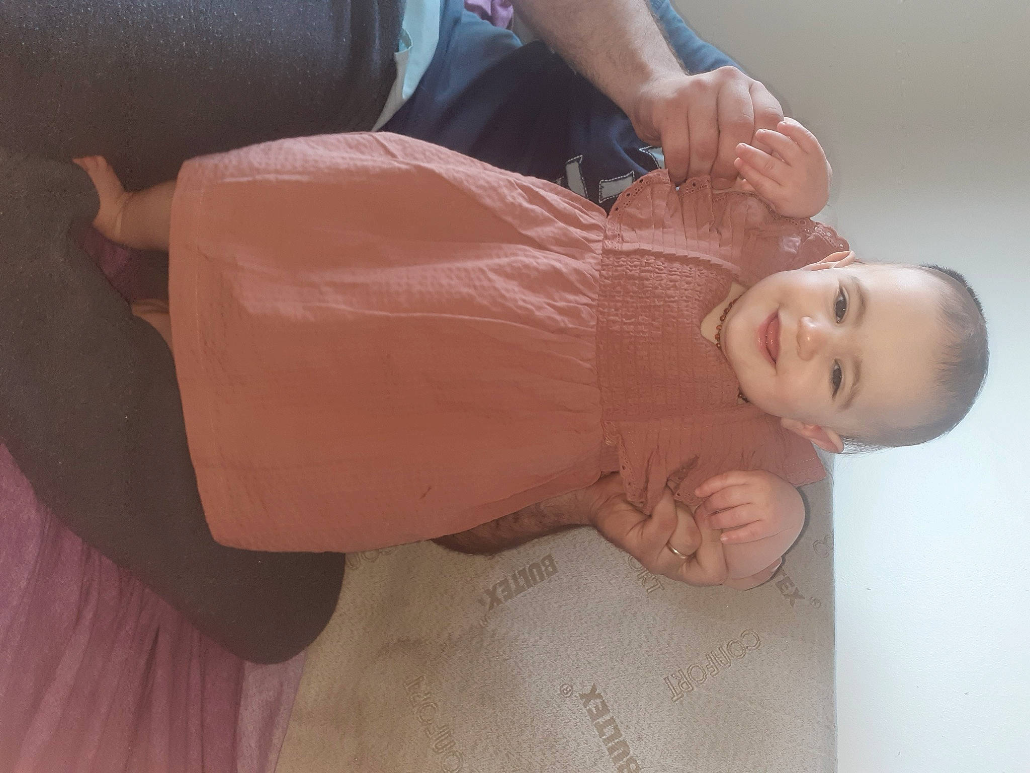 Milla a rejoint le concours — aidez-le/la à gagner de superbes lots ! arm, baby, baby_products, child, dress_shirt, elbow, finger, foot, gesture, hand, happy, human_leg, joint, joy, knee, person, sleeve, smile, thumb, toddler