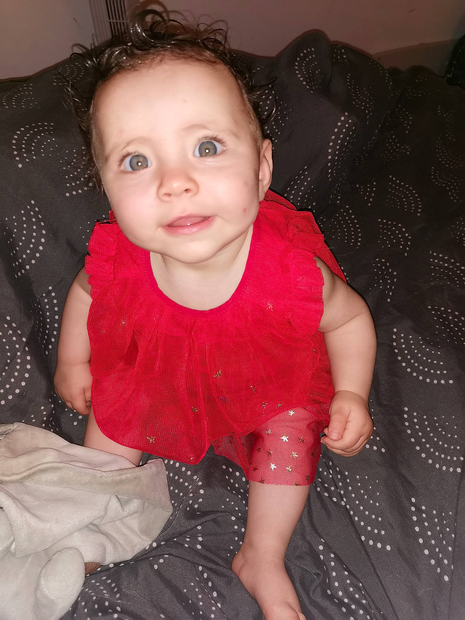 éloïse participe au concours pour gagner de l'argent avec cette photo : baby_toddler_clothing, black, cheek, dress, eye, face, flash_photography, hair, hairstyle, hand, head, human_body, leg, lip, neck, organ, person, product, shoulder, skin