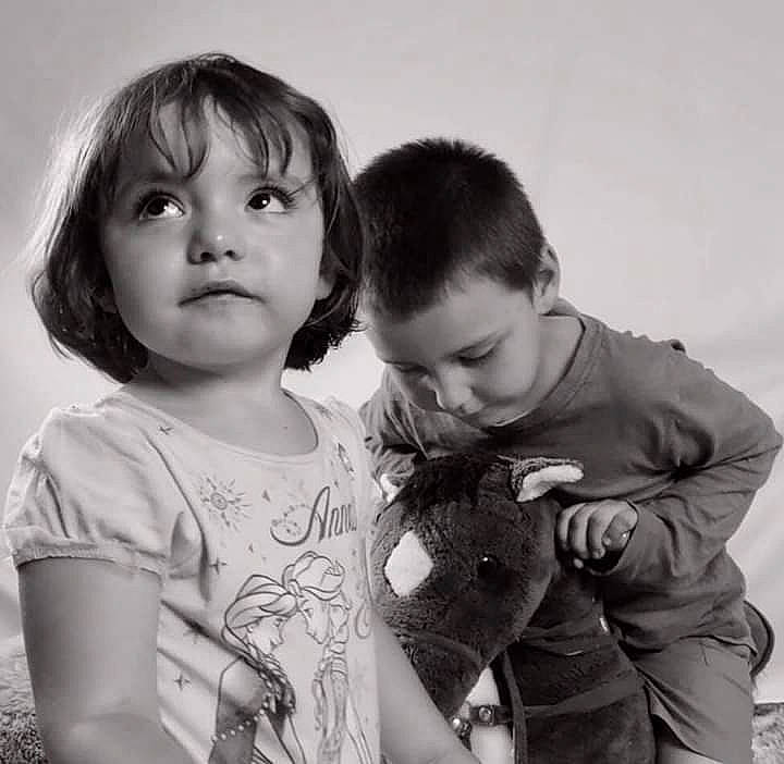 Kélya a rejoint le concours — aidez-le/la à gagner de superbes lots ! black_and_white, child, gesture, monochrome, monochrome_photography, person, photograph, photography, sibling, smile, snapshot, style, toddler