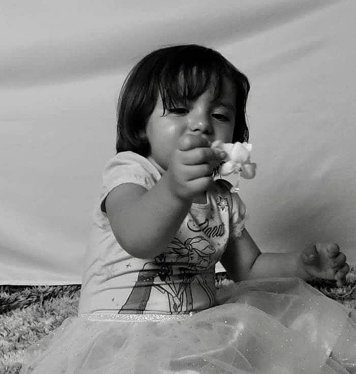 Kélya a rejoint le concours — aidez-le/la à gagner de superbes lots ! arm, baby, black, black_and_white, child, eye, finger, fun, hand, monochrome, monochrome_photography, nose, person, photograph, photography, play, portrait, smile, snapshot, toddler