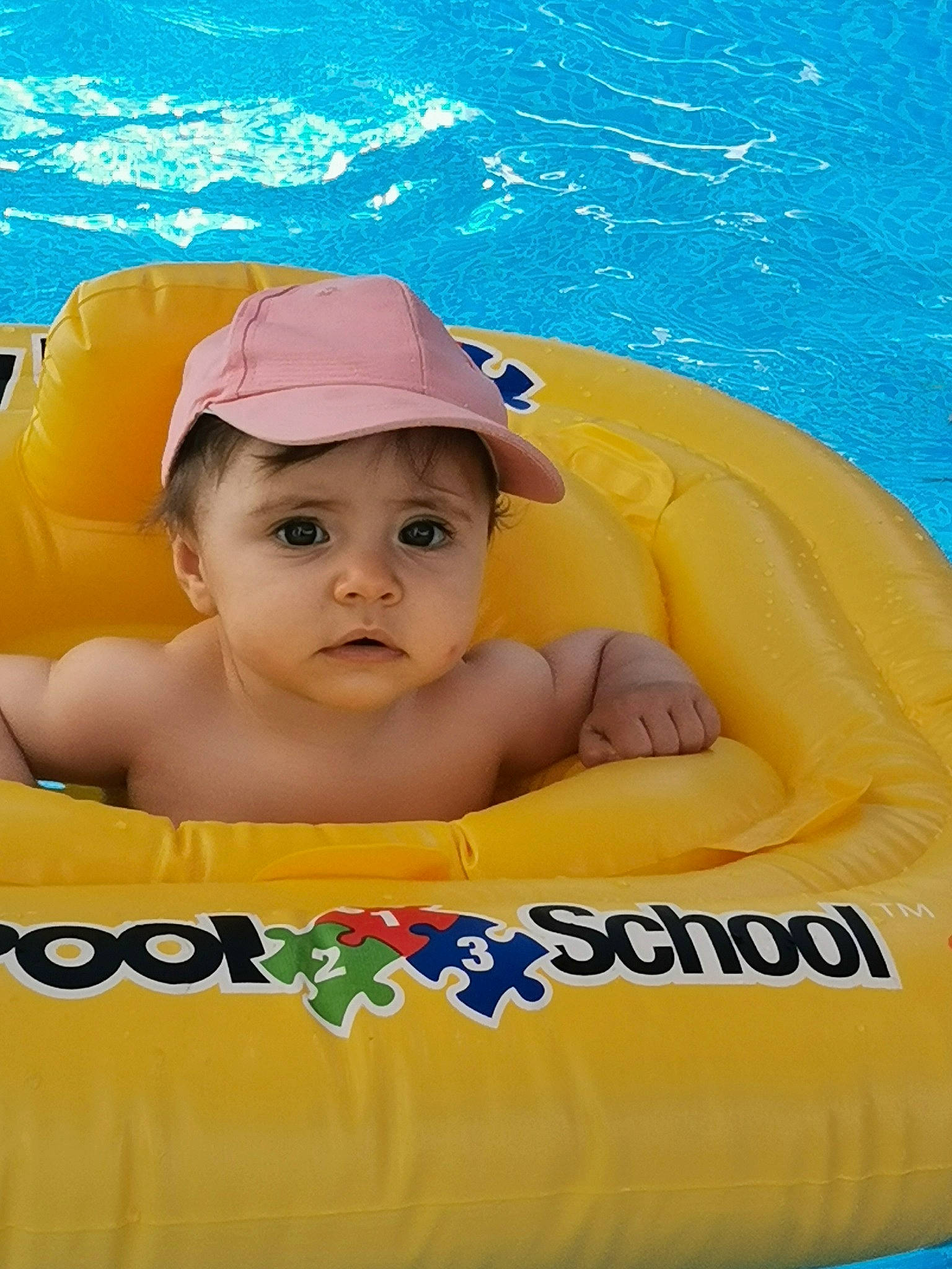 éloïse a rejoint le concours — aidez-le/la à gagner de superbes lots ! aqua, azure, baby, baby_float, bathing, blue, cap, face, fun, happy, head, headgear, headwear, leisure, person, recreation, skin, summer, swimming_pool, toddler