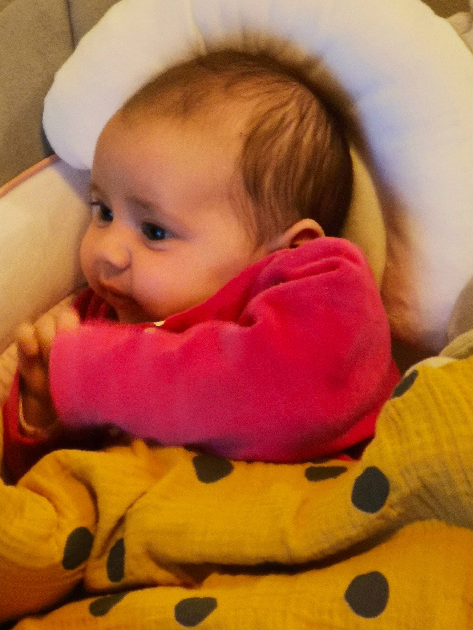 éloïse participe au concours pour gagner de l'argent avec cette photo : baby, baby_products, baby_sleeping, baby_toddler_clothing, bedtime, cheek, child, comfort, face, flooring, fun, head, linens, lip, mouth, nose, person, room, sitting, skin