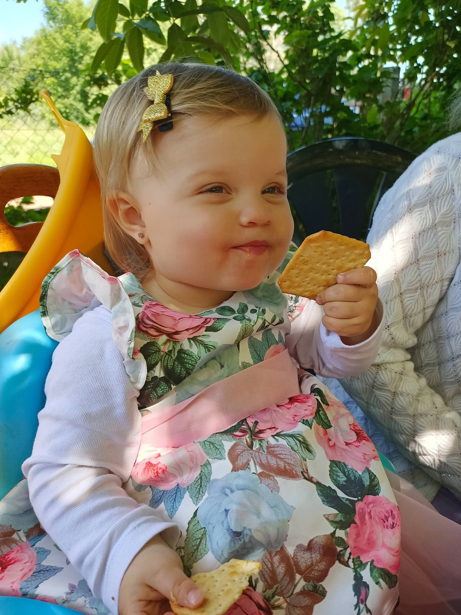 Brunhilde participe au concours pour gagner de l'argent avec cette photo : baby, baby_products, baby_toddler_clothing, child, facial_expression, fun, goggles, grass, happy, leaf, leisure, people_in_nature, person, plant, recreation, sitting, skin, sunglasses, toddler, tree