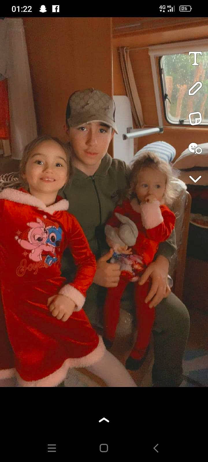 Kissmee participe au concours pour gagner de l'argent avec cette photo : baby, baby_toddler_clothing, cap, chair, child, christmas, christmas_eve, event, face, fun, fur, headwear, holiday, iris, joy, lap, organ, person, sitting, skin