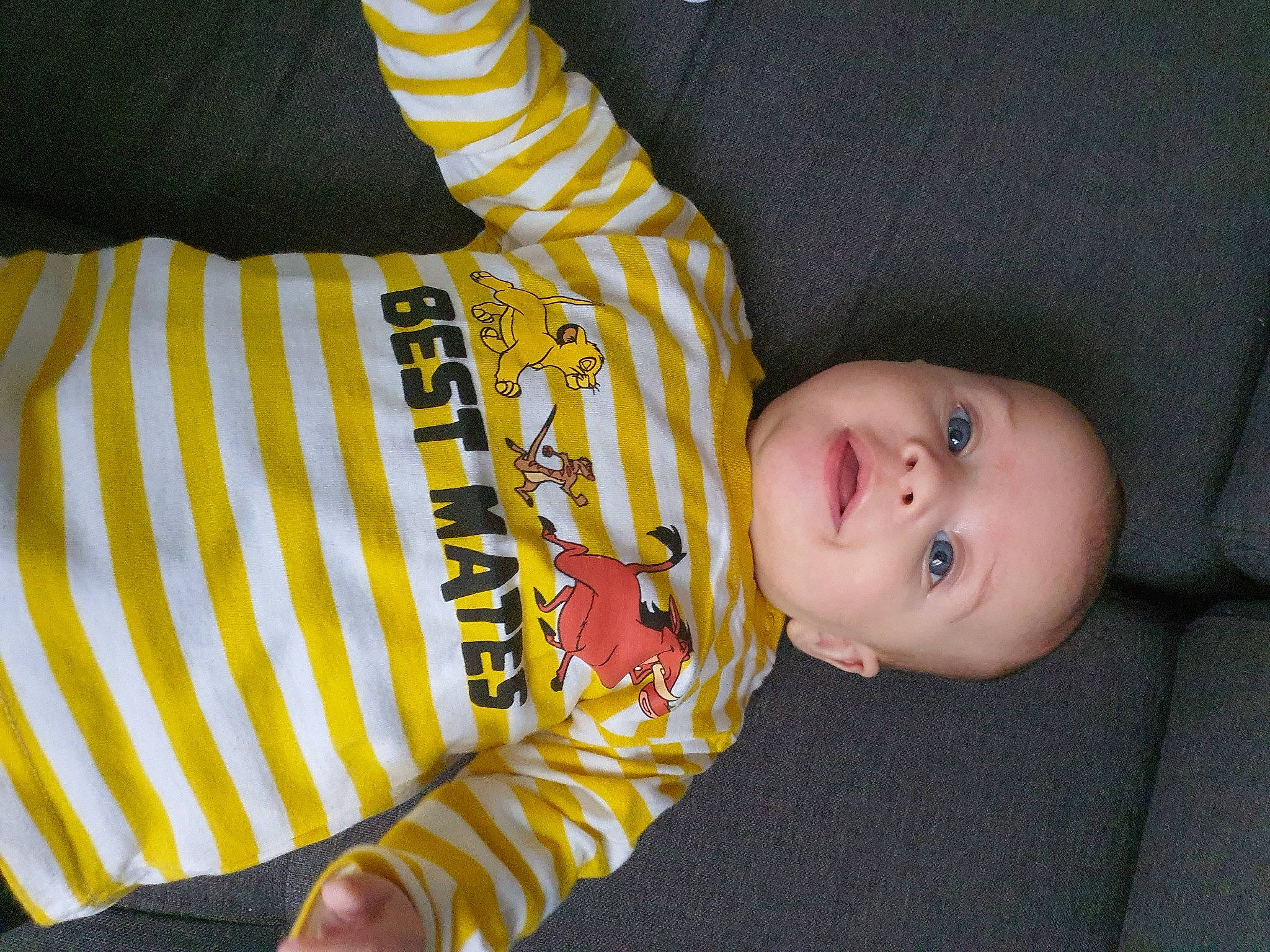 Mattéo a rejoint le concours — aidez-le/la à gagner de superbes lots ! baby, baby_products, baby_toddler_clothing, cheek, child, elbow, face, finger, fun, gesture, head, human_body, mouth, nose, pattern, person, skin, sleeve, thumb, toddler