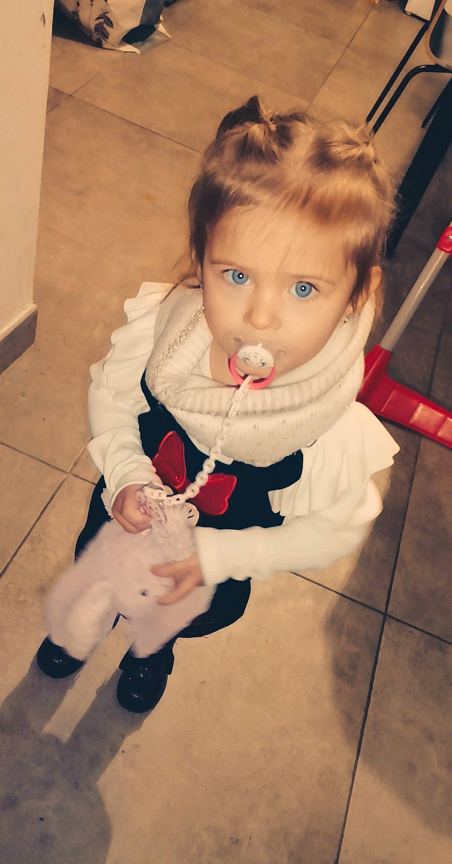 Myla a rejoint le concours — aidez-le/la à gagner de superbes lots ! baby_toddler_clothing, cheek, costume, dress, eye, eyelash, fawn, floor, flooring, fun, hair, happy, head, human_body, human_leg, iris, person, sitting, skin, sleeve