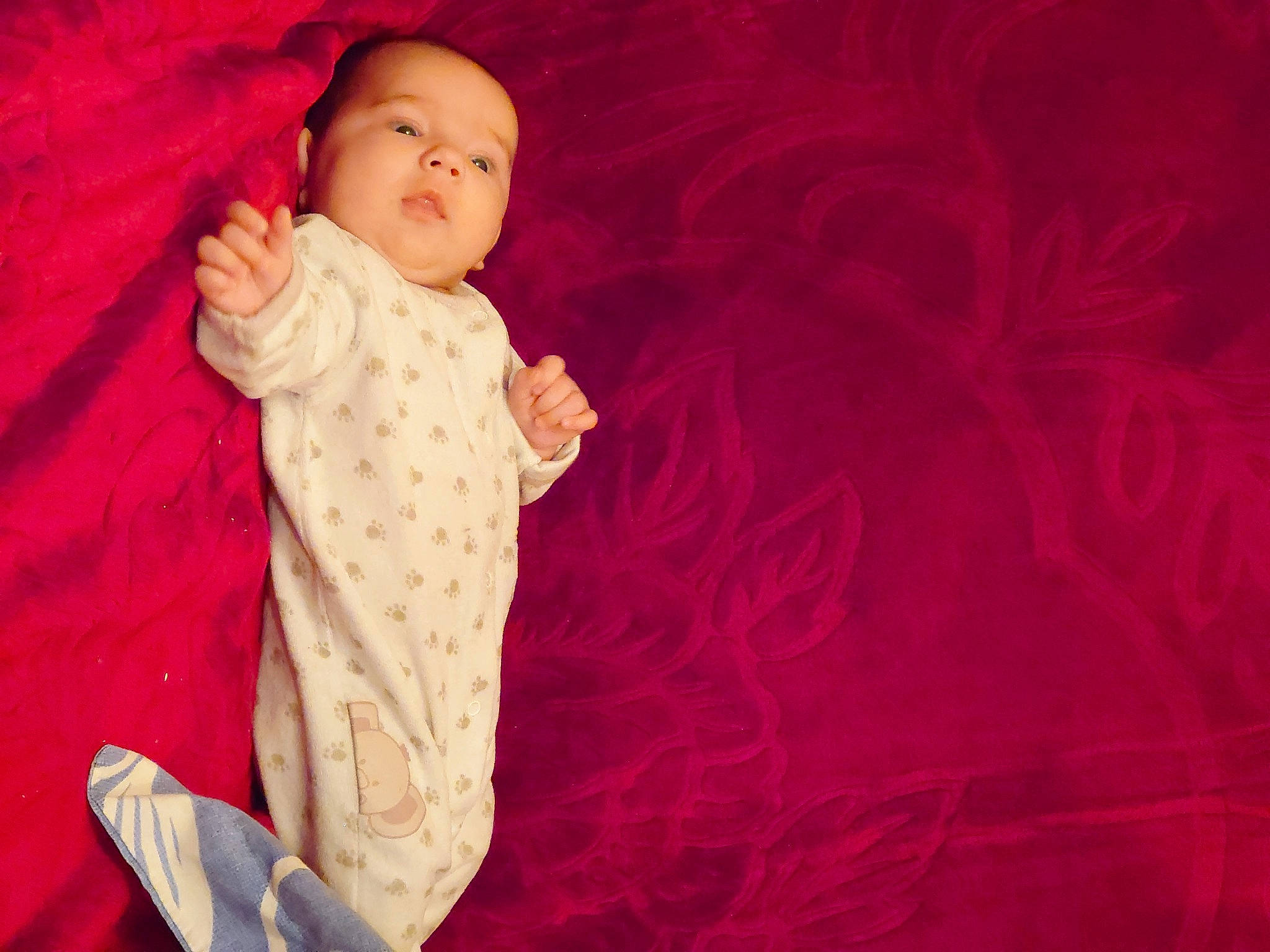 Mía a rejoint le concours — aidez-le/la à gagner de superbes lots ! art, baby, baby_toddler_clothing, bedding, child, comfort, eye, flooring, fur, happy, linens, magenta, pattern, person, pink, room, sleeve, textile, toddler, wood