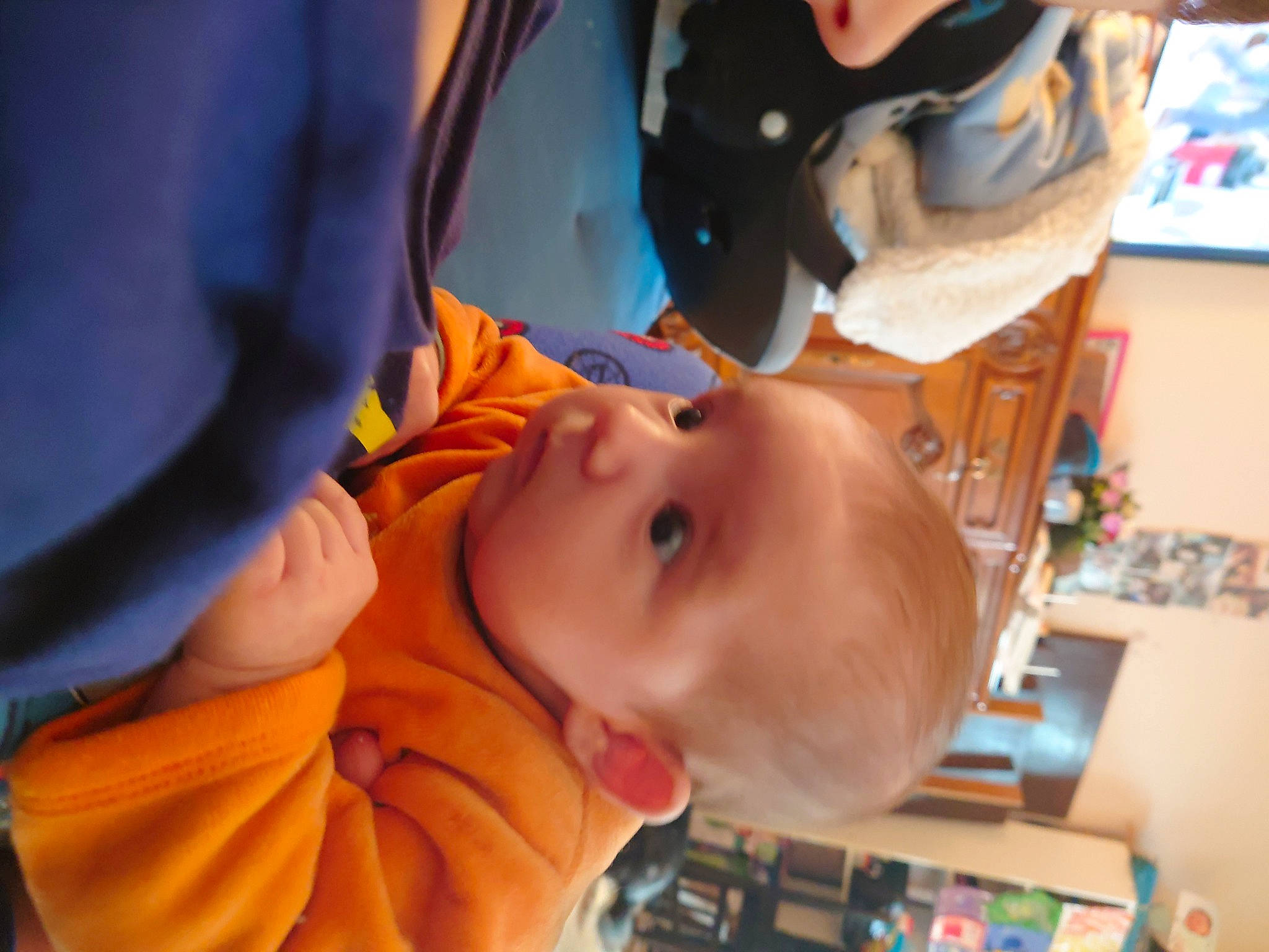 Mía participe au concours pour gagner de l'argent avec cette photo : baby, baby_products, chair, cheek, child, ear, finger, fun, happy, hat, mouth, nose, orange, person, personal_protective_equipment, play, room, skin, smile, toddler