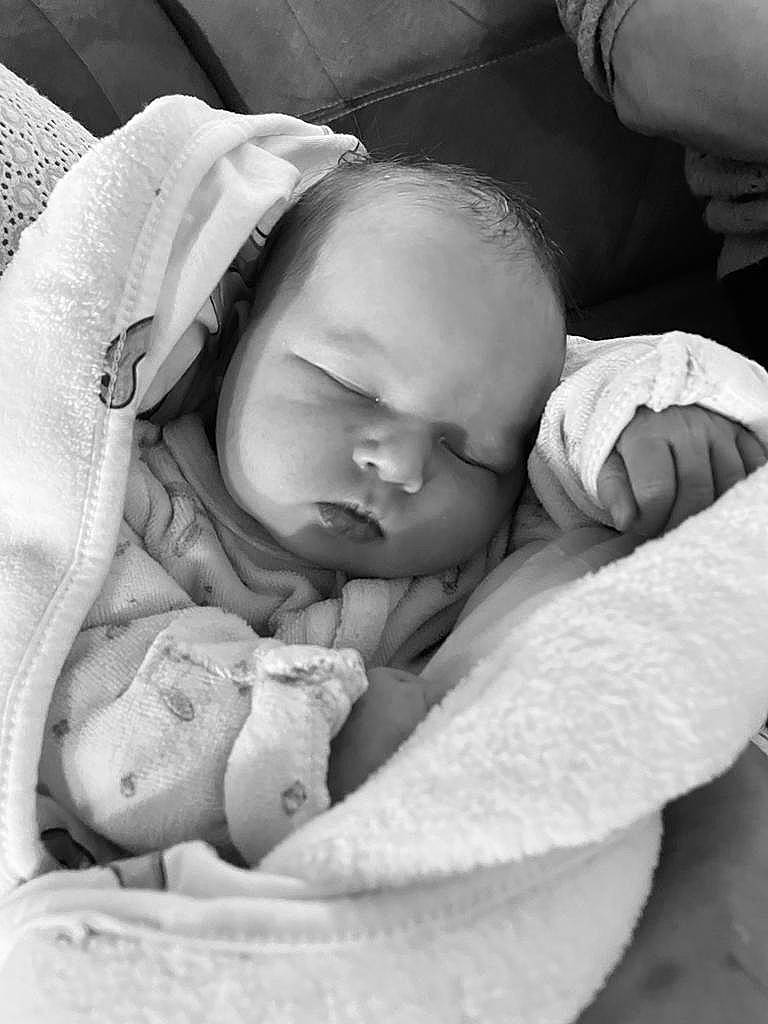 Lylou a rejoint le concours — aidez-le/la à gagner de superbes lots ! baby, baby_products, baby_sleeping, baby_toddler_clothing, bedtime, cheek, child, comfort, finger, grass, hand, linens, mammal, monochrome, monochrome_photography, nap, person, product, sitting, skin