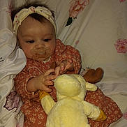 Naïa a rejoint le concours — aidez-le/la à gagner de superbes lots ! baby, infant, pacifier, headband, stuffed_animal, plush_toy, blanket, floral_pattern, bed, pajamas, hand, fingers, portrait, indoor, cute, sleeping_bed, toddler_baby, soft_toy, face, clothing