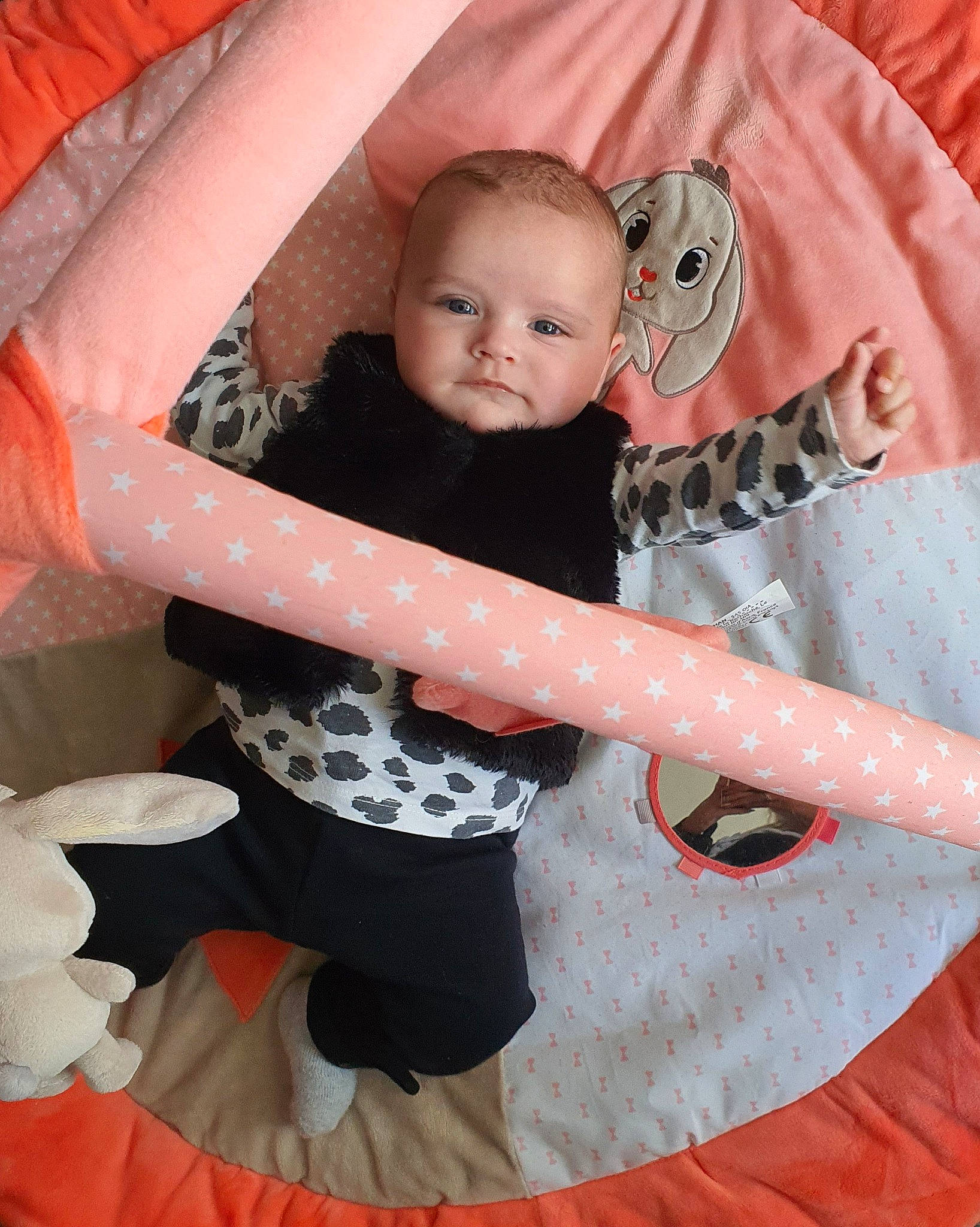 Meyzie a rejoint le concours — aidez-le/la à gagner de superbes lots ! baby, baby_carriage, baby_products, baby_toddler_clothing, carmine, child, comfort, fun, happy, infant_bed, linens, orange, pattern, person, pink, sitting, sleeve, sock, t_shirt, textile