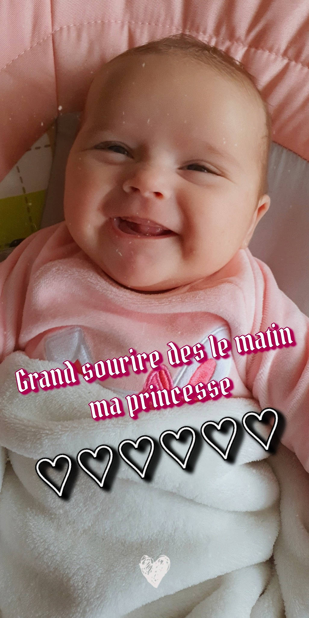 Meyzie participe au concours pour gagner de l'argent avec cette photo : baby, baby_toddler_clothing, cheek, cool, eye, eyebrow, eyelash, face, finger, happy, human_body, iris, lip, mouth, neck, nose, person, pink, skin, smile