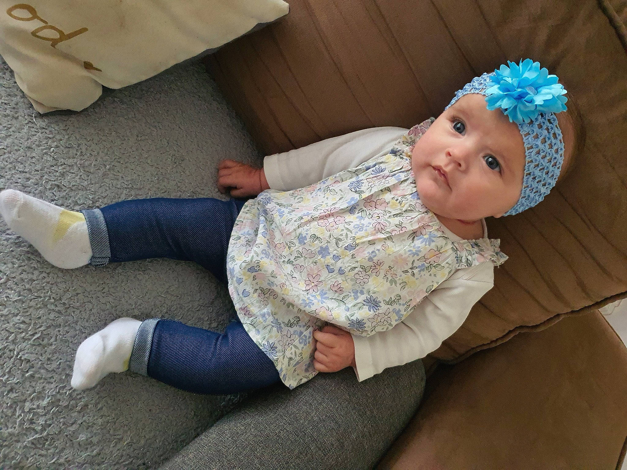 Meyzie participe au concours pour gagner de l'argent avec cette photo : baby, baby_toddler_clothing, cheek, child, comfort, finger, flooring, foot, headwear, human_leg, knee, lap, person, sitting, skin, sleeve, sock, textile, thigh, toddler