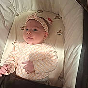 Giulia a rejoint le concours — aidez-le/la à gagner de superbes lots ! baby, infant, headband, bassinet, rocking_horse, clothing, cute, child, portrait, indoors, soft_lighting, pattern, sleeping_area, baby_girl, fabric, blanket, smile, face, hand, cozy