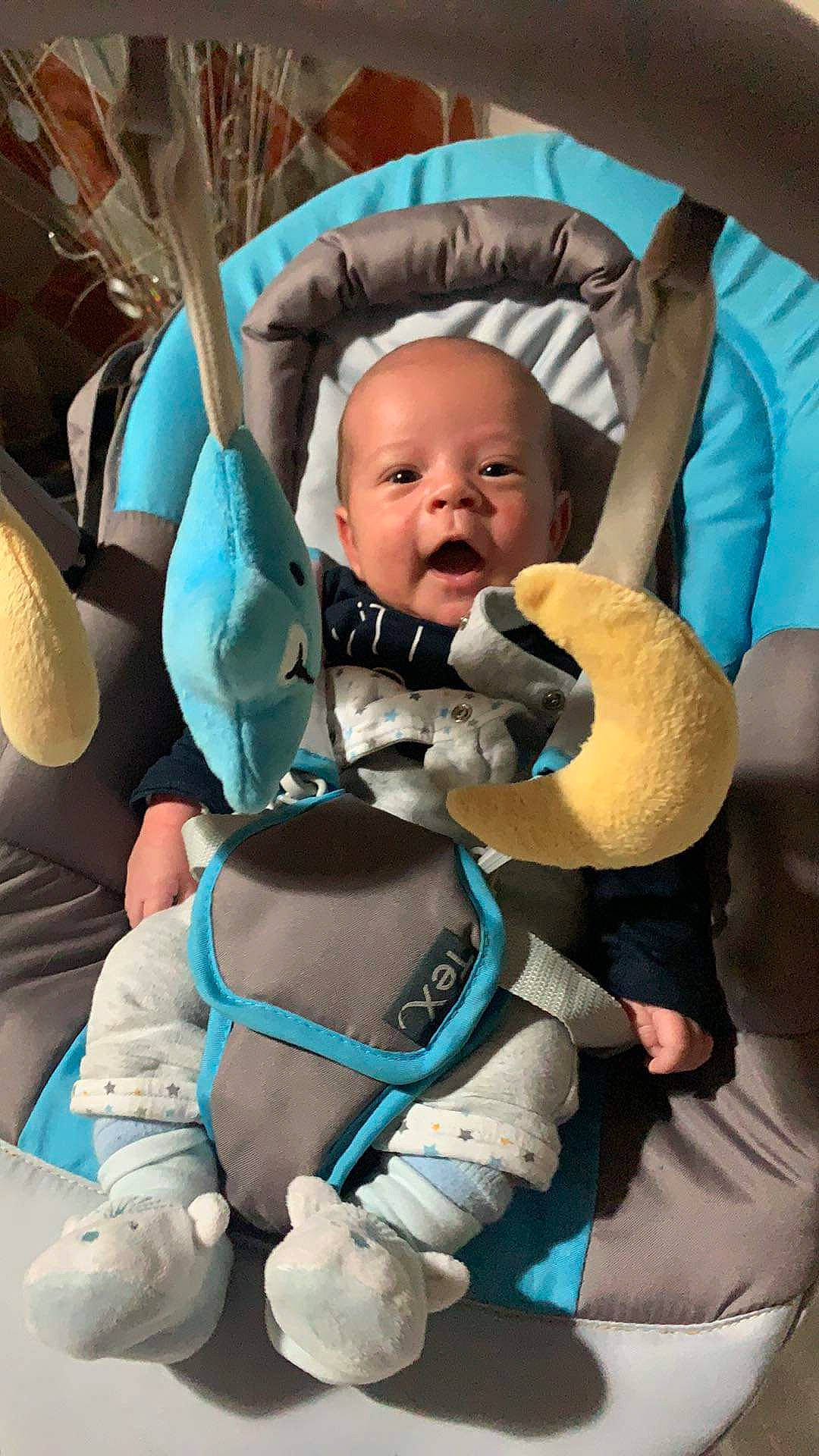 Lili a rejoint le concours — aidez-le/la à gagner de superbes lots ! azure, baby, baby_products, baby_safety, baby_toddler_clothing, cheek, child, comfort, electric_blue, eye, finger, fun, happy, human_body, mouth, person, product, service, skin, thumb