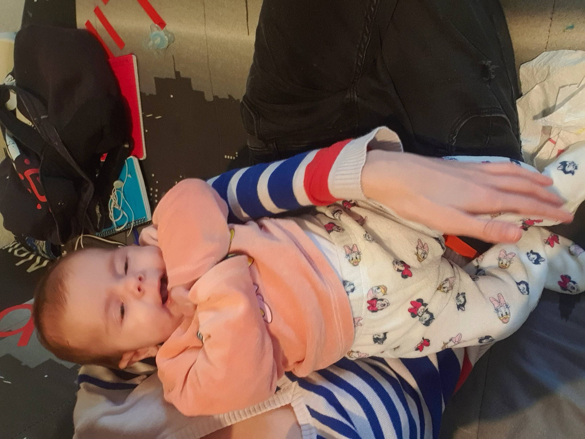 Heloise participe au concours pour gagner de l'argent avec cette photo : child, finger, leg, person