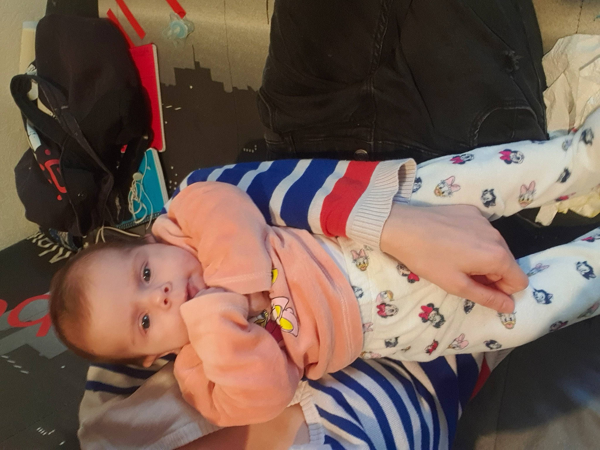 Heloise a rejoint le concours — aidez-le/la à gagner de superbes lots ! baby, child, lap, leg, person, toddler