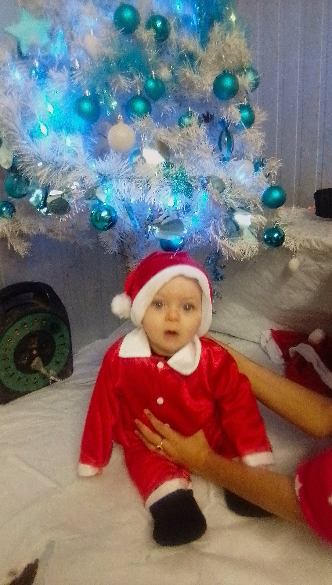 Tiago participe au concours pour gagner de l'argent avec cette photo : child, christmas, christmas_decoration, christmas_eve, christmas_ornament, christmas_tree, event, fictional_character, fun, happy, holiday, interior_design, person, plant, santa_claus, smile, toddler, tree