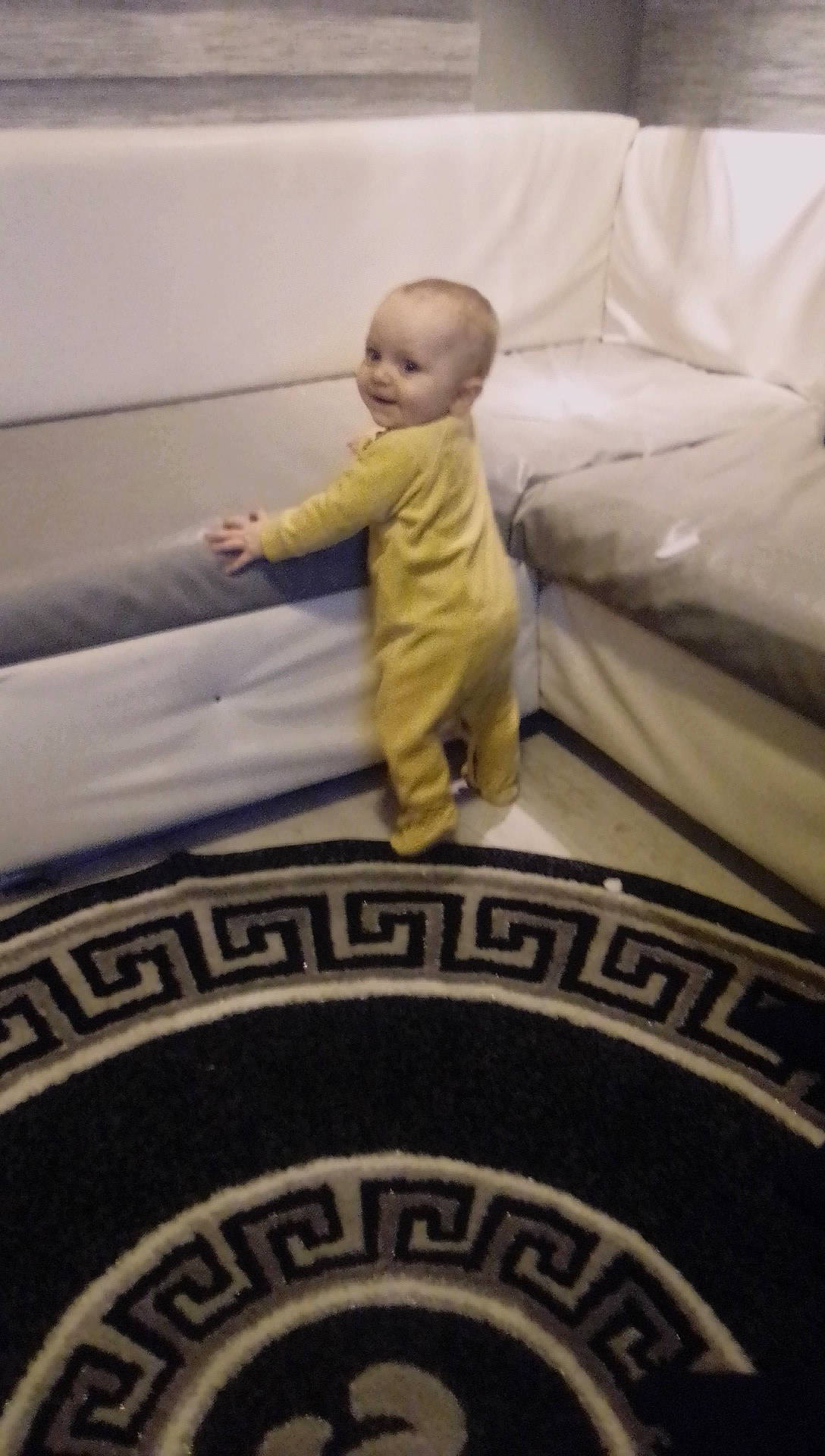 Tiago participe au concours pour gagner de l'argent avec cette photo : baby, bed, car, child, person, product, toddler, vehicle