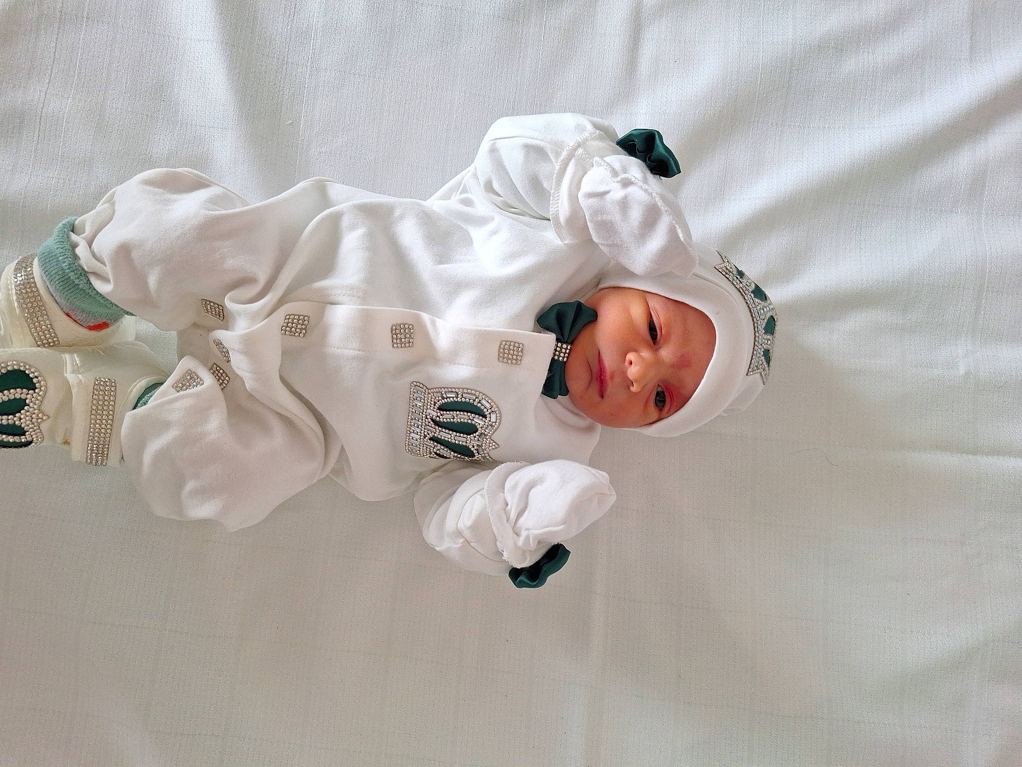 Swann participe au concours pour gagner de l'argent avec cette photo : arm, baby, baby_products, baby_sleeping, baby_toddler_clothing, child, comfort, hand, happy, head, headwear, linens, peach, person, product, room, sleeve, textile, toddler