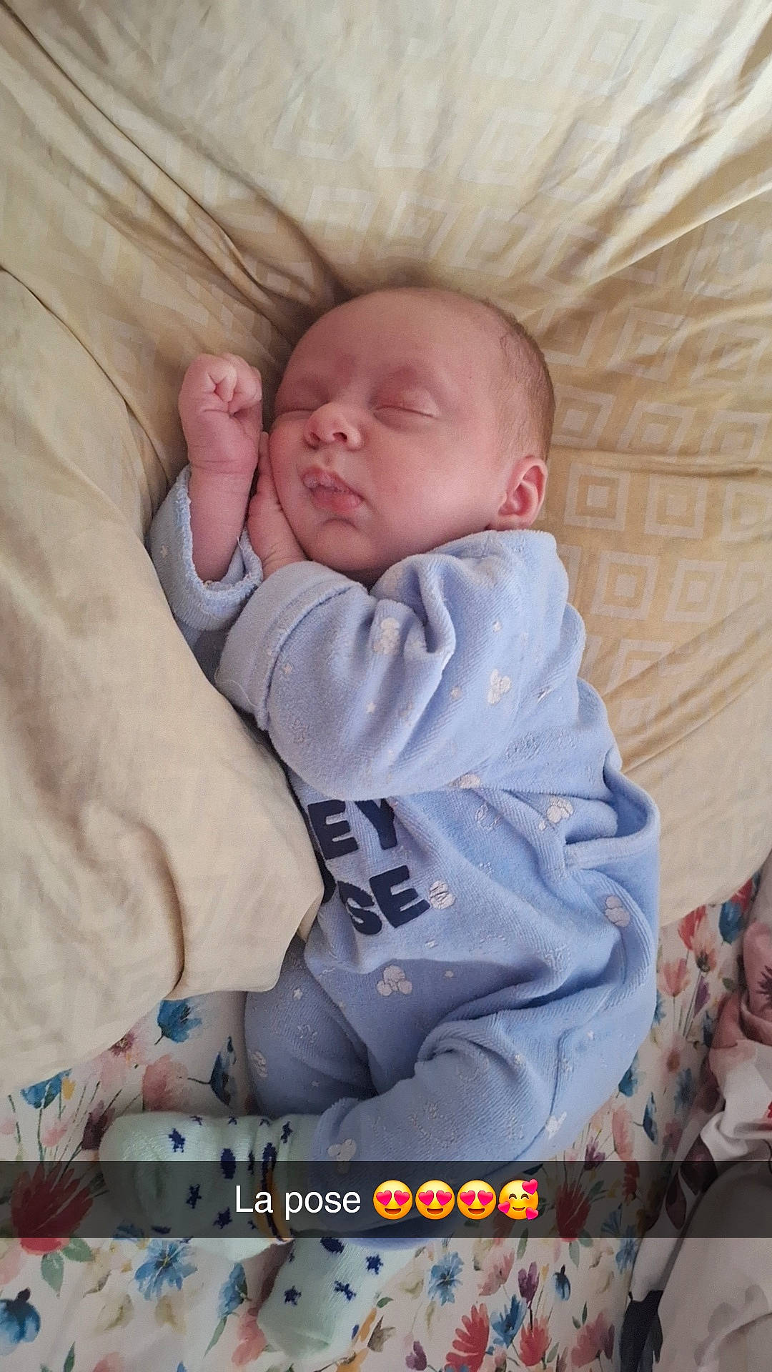 Swann a rejoint le concours — aidez-le/la à gagner de superbes lots ! baby, baby_products, baby_sleeping, baby_toddler_clothing, bedtime, cheek, child, comfort, happy, linens, nap, person, photo_caption, room, sitting, sleep, sleeve, textile, toddler