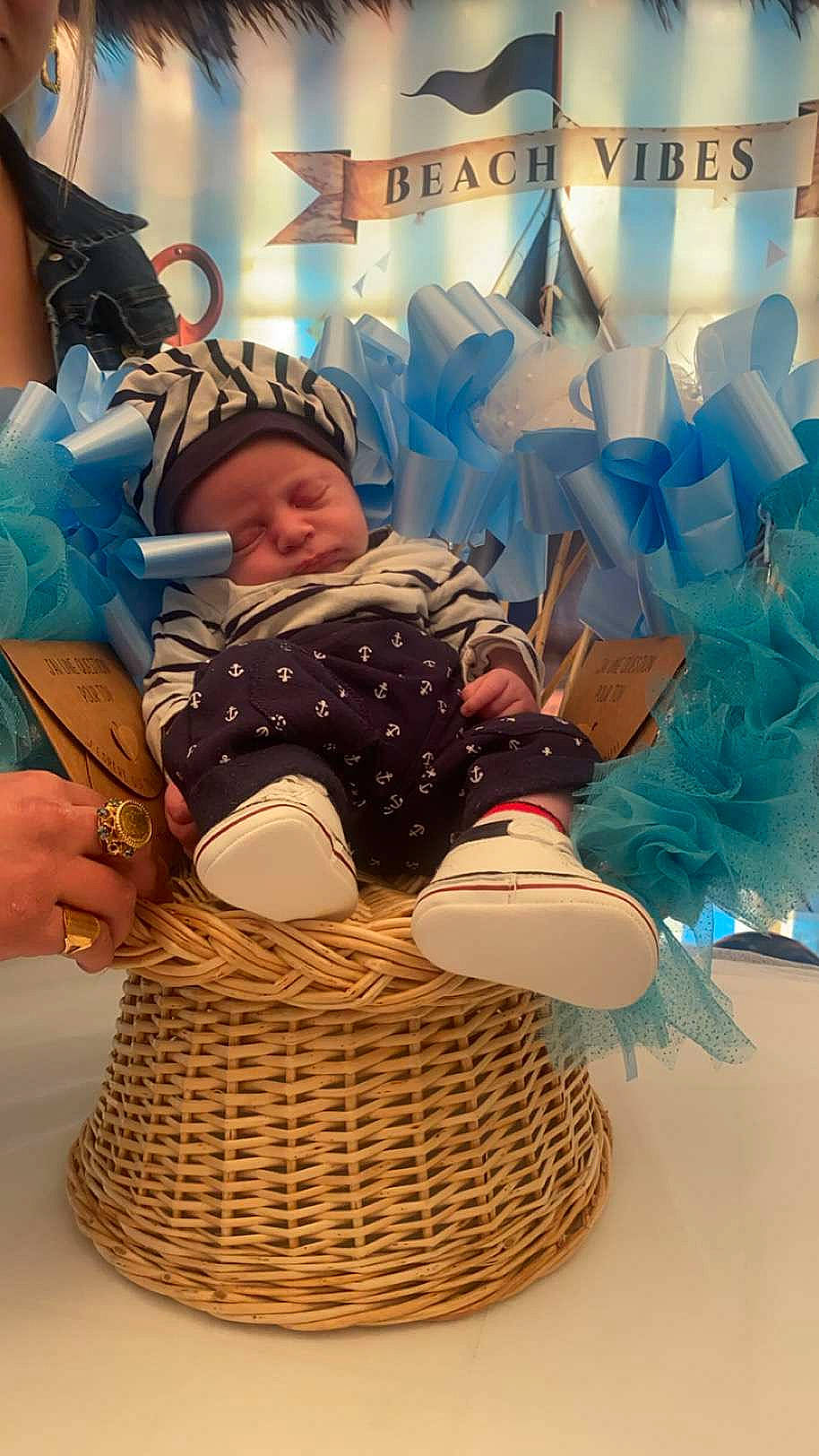 Swann participe au concours pour gagner de l'argent avec cette photo : art, baby, basket, child, costume_hat, event, fashion_accessory, fun, happy, hat, headgear, home_accessories, pattern, person, sitting, storage_basket, sun_hat, textile, toddler, visual_arts