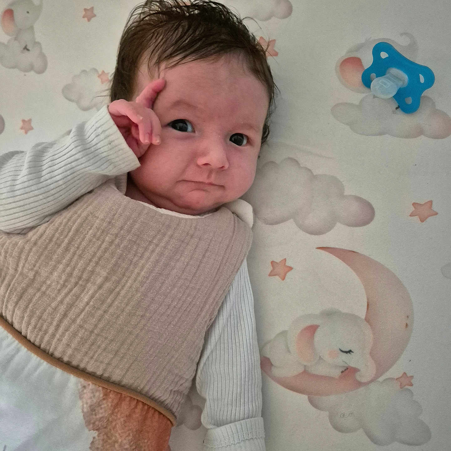 Malo participe au concours pour gagner de l'argent avec cette photo : baby, infant, child, face, hand, blanket, clouds, stars, moon, pacifier, sleeping, cute, expression, lying_down, clothing, portrait, nursery, soft_colors, indoor, curious