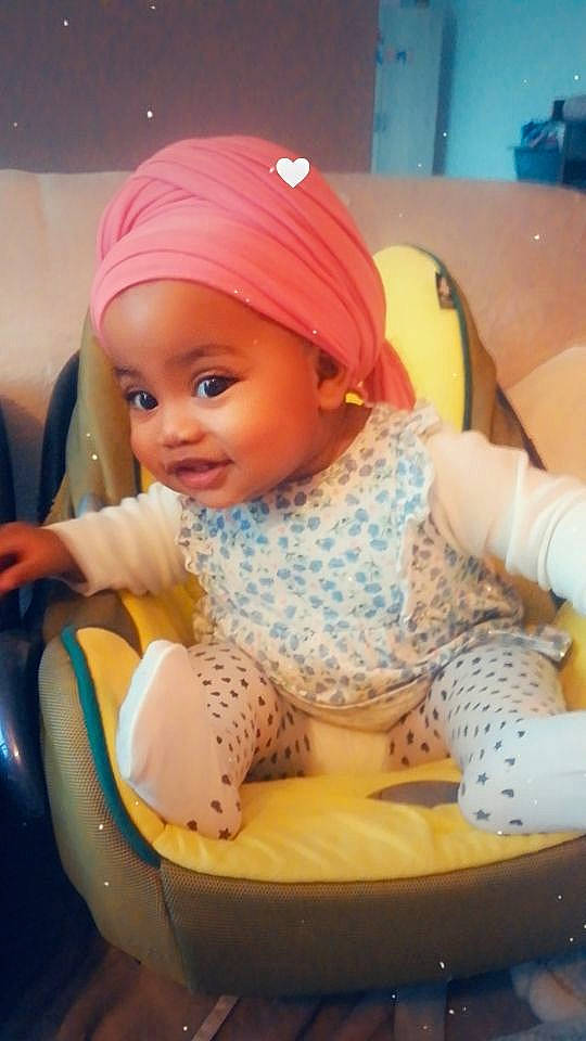 Naomi a rejoint le concours — aidez-le/la à gagner de superbes lots ! baby, baby_products, baby_safety, baby_toddler_clothing, baby_toys, beanie, cap, car_seat, cheek, child, comfort, electric_blue, fun, headwear, knit_cap, leisure, mouth, person, sitting, skin