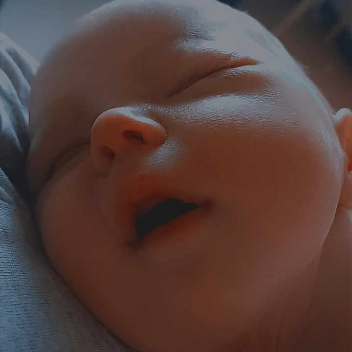 Iris participe au concours pour gagner de l'argent avec cette photo : baby, calm, child, close_up, comfort, cuddly, cute, face, head, indoors, infant, mouth_open, newborn, peaceful, person, portrait, resting, skin, sleeping, soft_light
