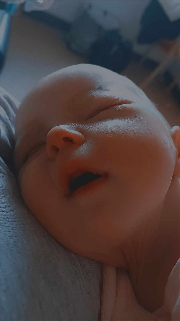 Iris participe au concours pour gagner de l'argent avec cette photo : baby, sleeping, close_up, face, infant, mouth_open, soft_light, skin, peaceful, resting, portrait, child, newborn, cuddly, cute, indoors, person, head, calm, comfort