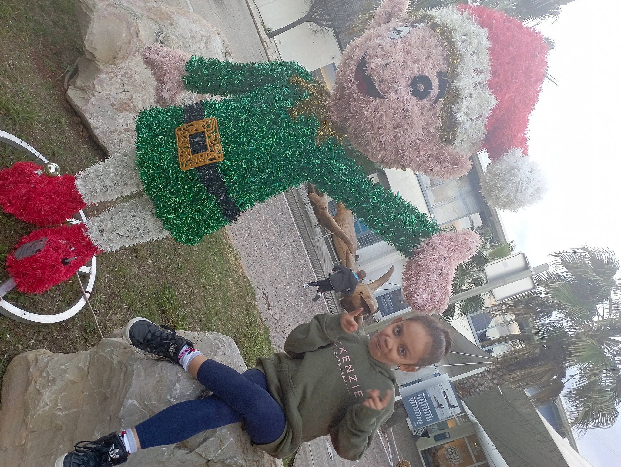 Shanna participe au concours pour gagner de l'argent avec cette photo : art, baby_toys, boot, carmine, craft, fictional_character, fun, green, leisure, pattern, person, plastic, plush, recreation, stuffed_toy, teddy_bear, toy, white, wool, world