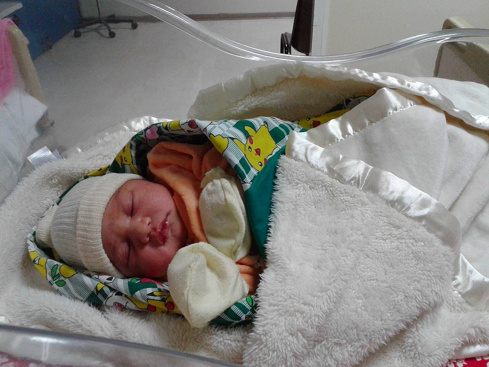 Vaikealani a rejoint le concours — aidez-le/la à gagner de superbes lots ! baby, baby_products, baby_safety, baby_sleeping, baby_toddler_clothing, bedding, bedtime, blanket, child, comfort, headwear, health_care, hospital, infant_bed, linens, medical, nap, person, room, sleep