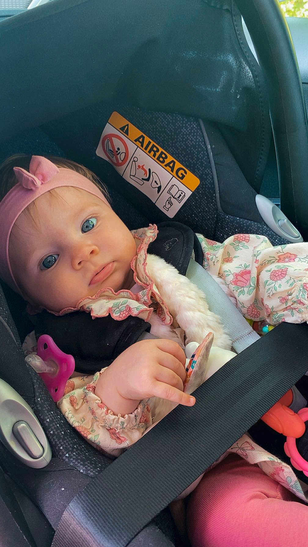 Rose a rejoint le concours — aidez-le/la à gagner de superbes lots ! baby, child, car_seat, seatbelt, pink_bow, pacifier, toy, floral_clothing, headband, infant, car_interior, safety, cute, portrait, young_child, hand, face, blue_eyes, clothing, seat