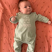 Carolina a rejoint le concours — aidez-le/la à gagner de superbes lots ! baby, infant, onesie, bedspread, fabric, pattern, lying_down, smile, face, hair, mint_green, coral, text_on_clothing, cute, child, person, sleepwear, soft_texture, indoors, portrait