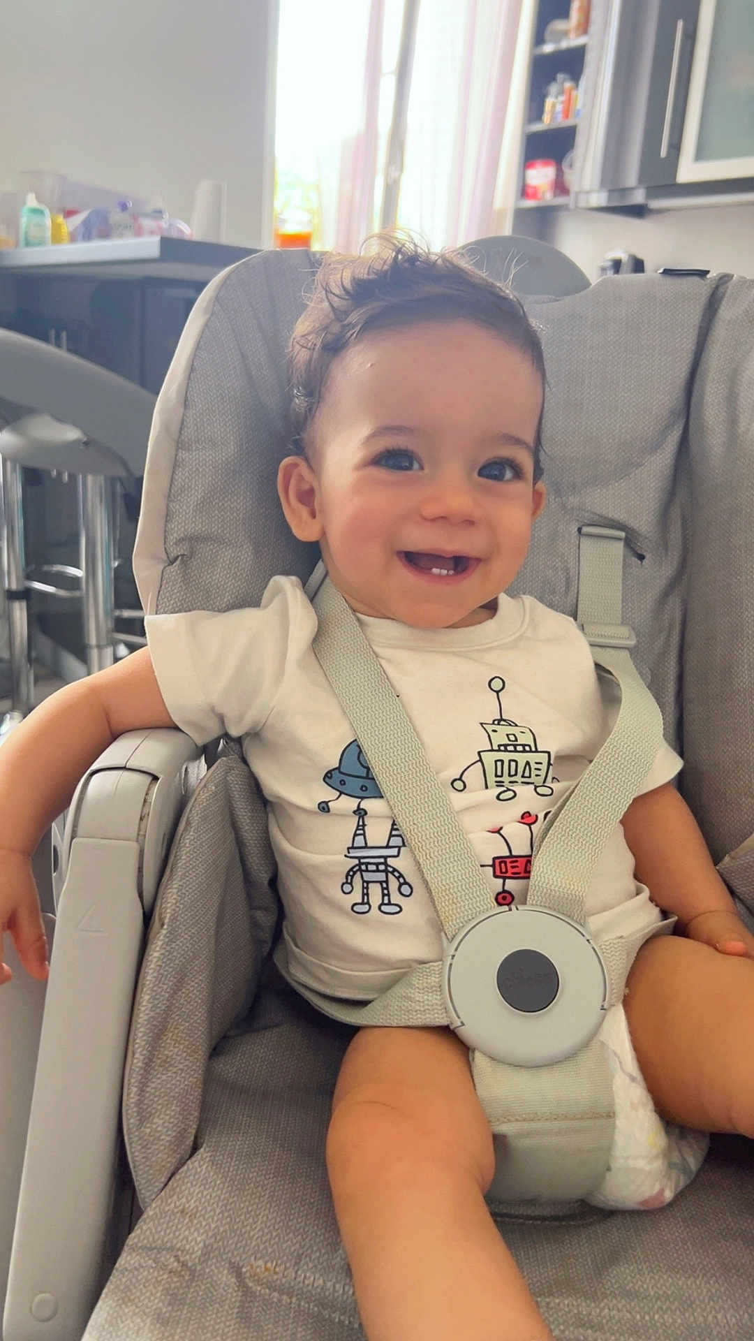 Naël a rejoint le concours — aidez-le/la à gagner de superbes lots ! arm, baby, child, cute, diaper, expression, face, furniture, hair, happy, high_chair, indoor, infant, kitchen, person, robot_design, safety_harness, seat, smiling, tshirt