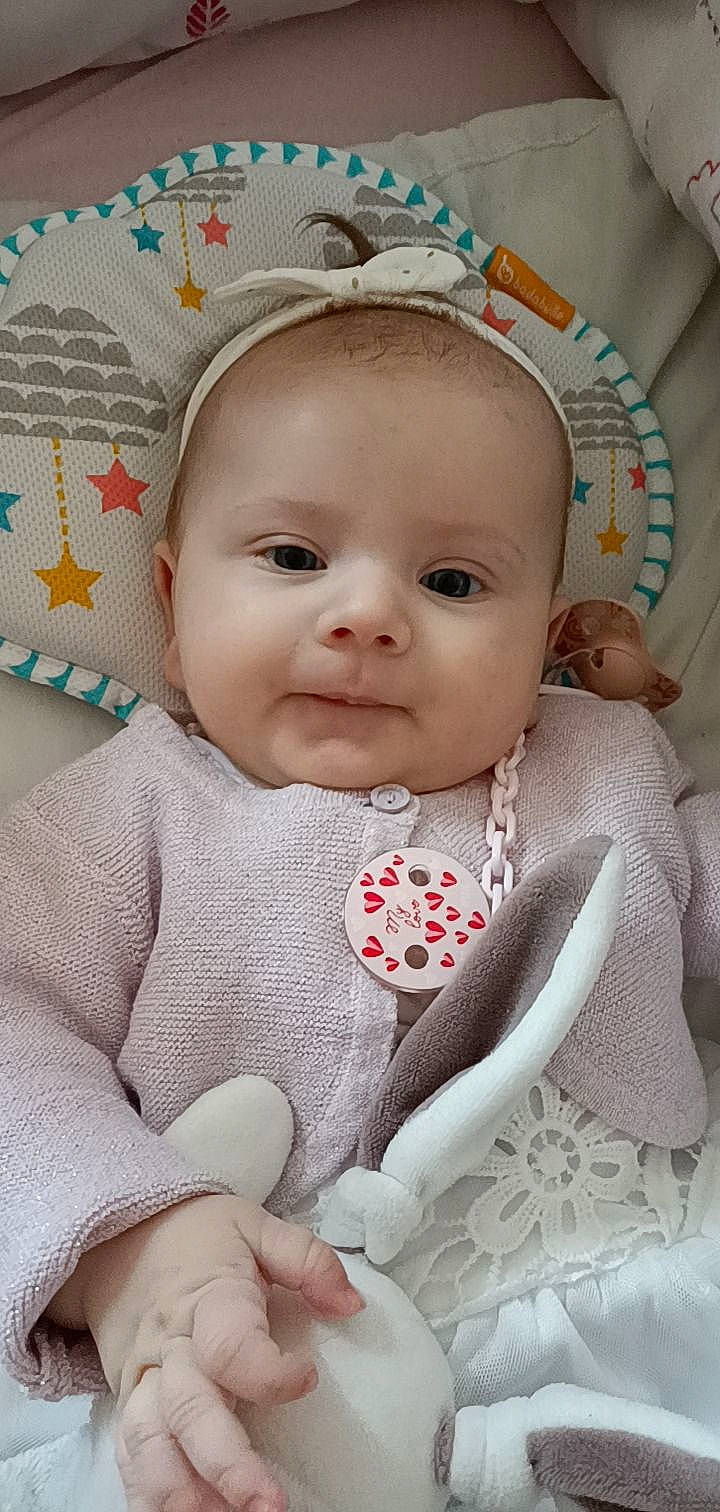 Myléna participe au concours pour gagner de l'argent avec cette photo : baby, baby_safety, baby_toddler_clothing, cheek, chin, dress, eye, eyebrow, face, head, iris, lip, mouth, nose, person, pink, product, skin, sleeve, smile