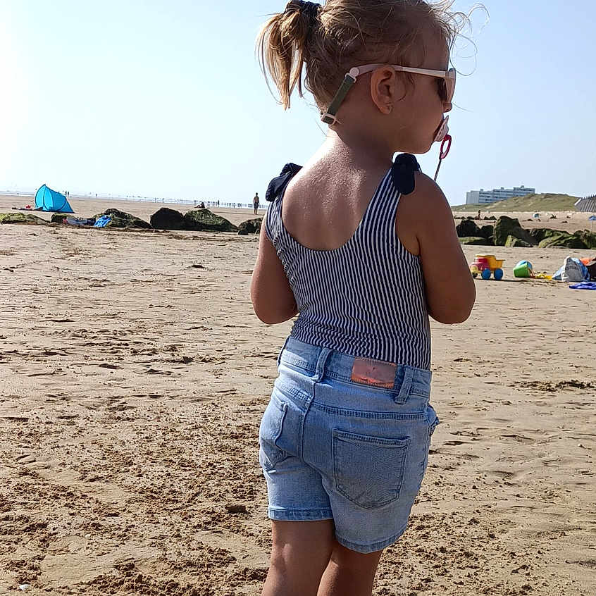 Myléna a rejoint le concours — aidez-le/la à gagner de superbes lots ! beach, child, clothing, coast, face, female, girl, head, nature, outdoors, pants, person, photography, portrait, sea, shoreline, shorts, soil, summer, water