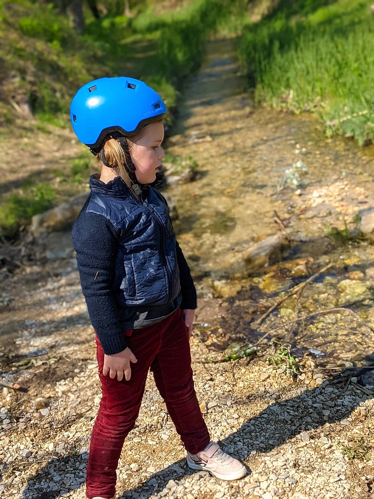 Arya participe au concours pour gagner de l'argent avec cette photo : bicycle_helmet, bicycles_equipment_and_supplies, electric_blue, fun, helmet, landscape, leaf, leisure, nature, people_in_nature, person, personal_protective_equipment, plant, recreation, sneakers, soil, sports, sports_equipment, sports_gear, sportswear