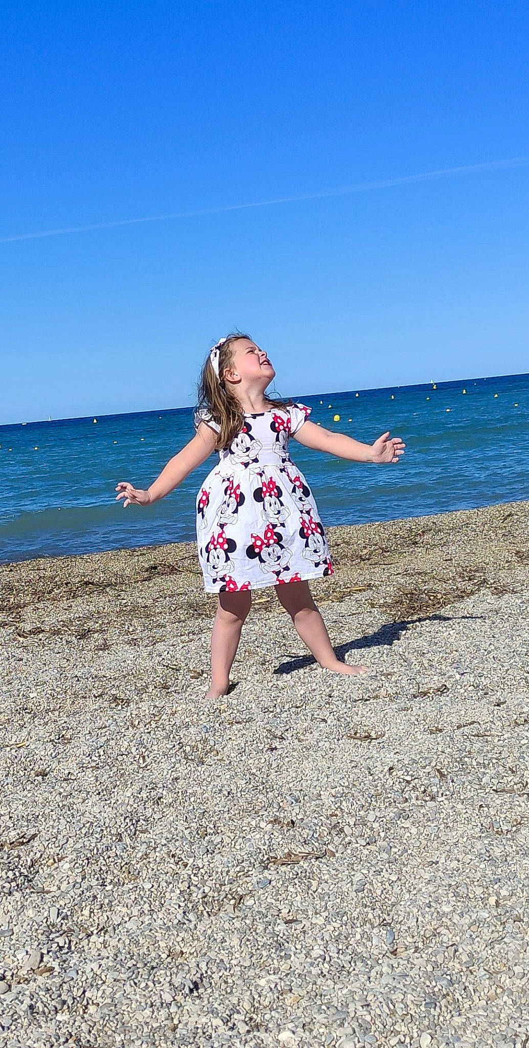 Arya a rejoint le concours — aidez-le/la à gagner de superbes lots ! barefoot, beach, coastal_and_oceanic_landforms, dress, fun, gesture, happy, horizon, joy, lake, leg, leisure, natural_environment, people_in_nature, people_on_beach, person, sand, sky, thigh, travel