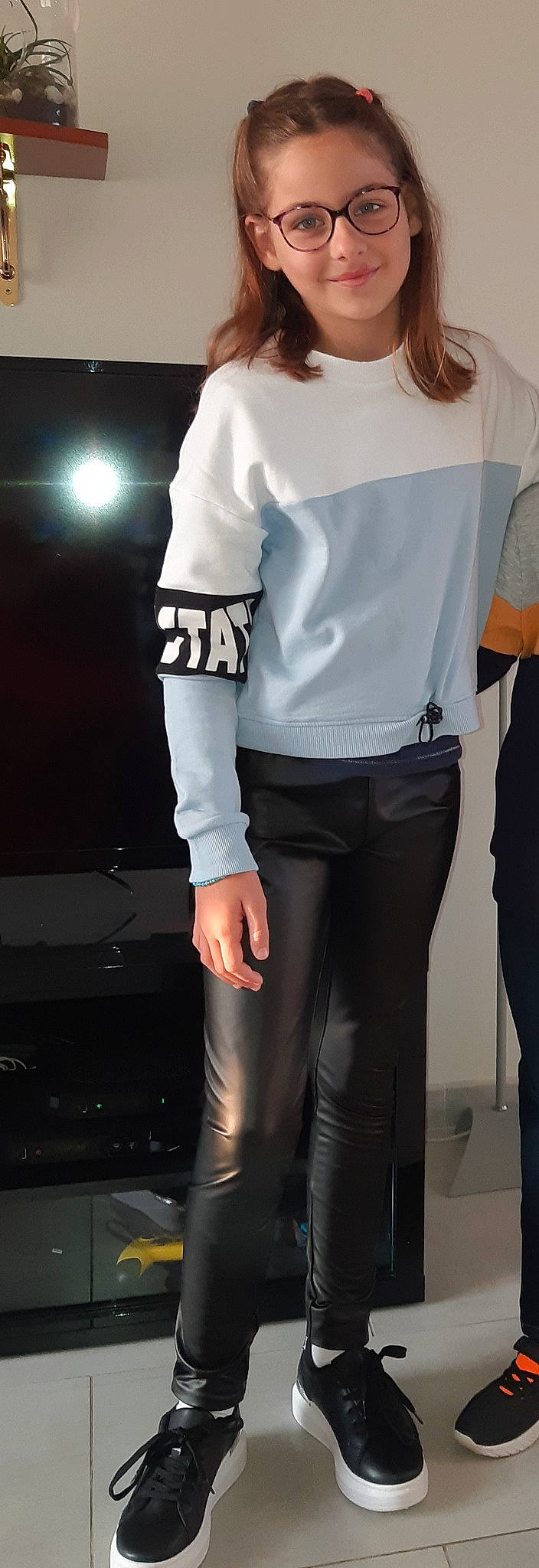 Alyssia participe au concours pour gagner de l'argent avec cette photo : belt, blazer, collar, cool, denim, dress_shirt, elbow, eyewear, fashion_design, gesture, joy, knee, neck, person, shoulder, sleeve, sportswear, street_fashion, t_shirt, thigh