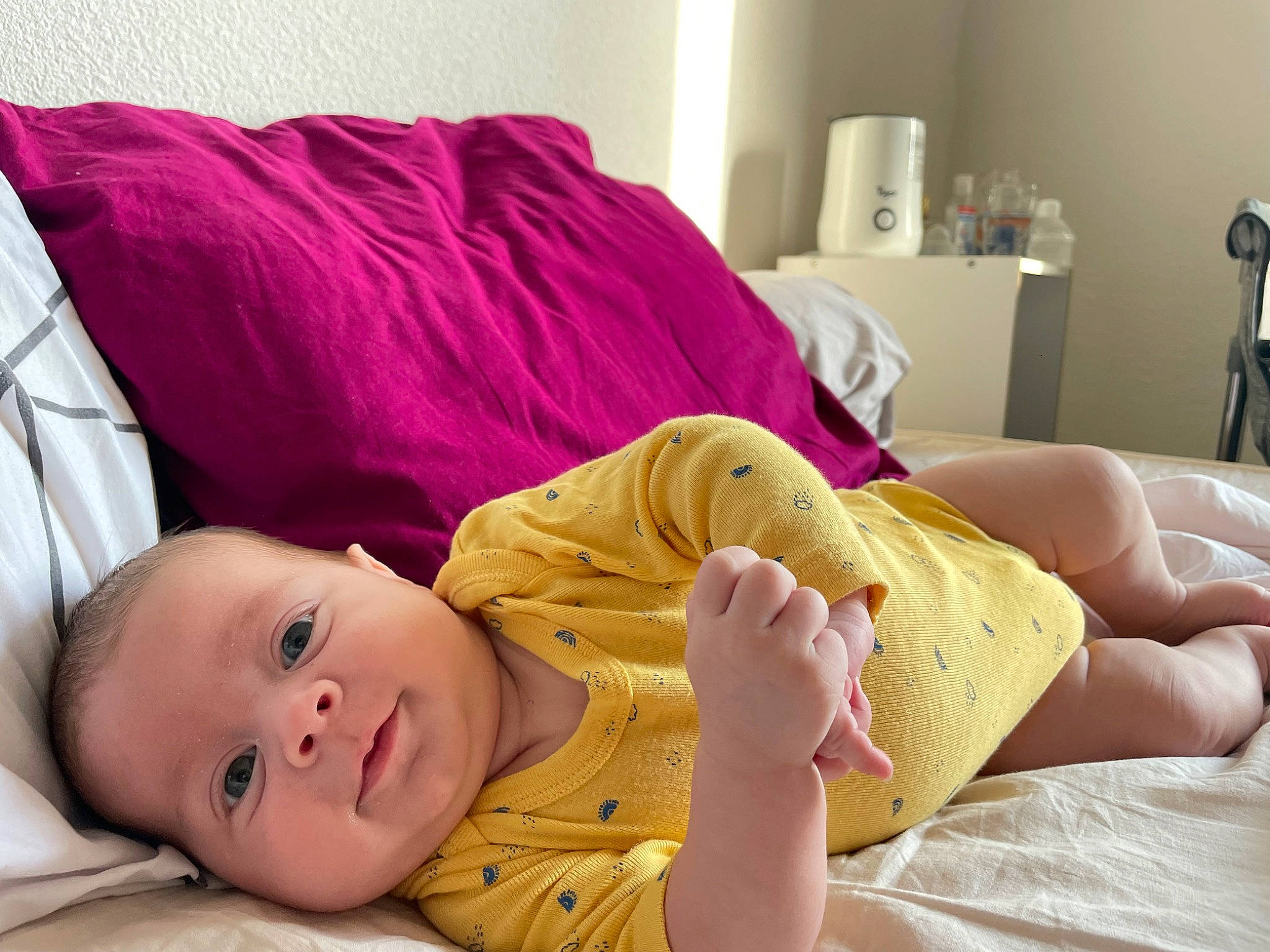 Sacha participe au concours pour gagner de l'argent avec cette photo : baby, baby_toddler_clothing, cheek, child, comfort, facial_expression, finger, flooring, hair, happy, human_body, human_leg, knee, leg, linens, mouth, nose, person, skin, toddler