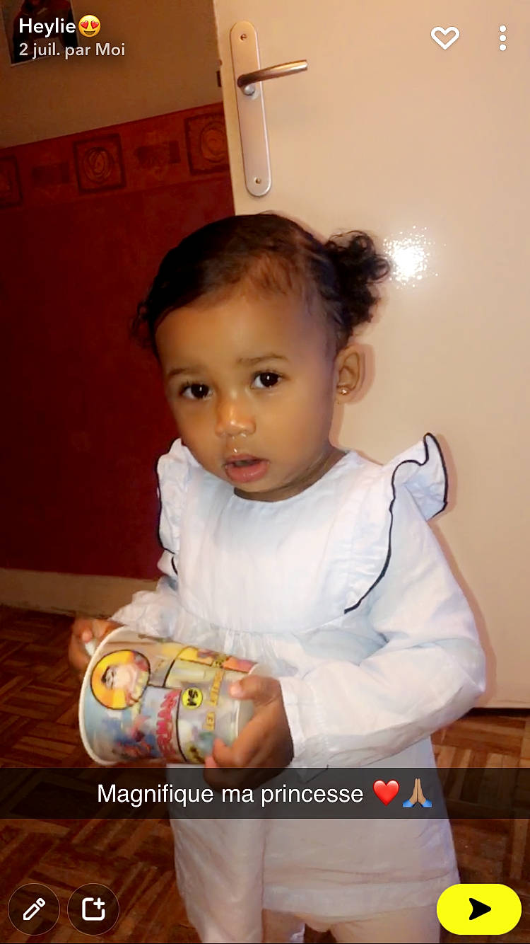 Heylie participe au concours pour gagner de l'argent avec cette photo : baby, baby_playing_with_toys, baby_products, baby_toddler_clothing, cheek, child, comfort_food, drink, drinking, drinkware, finger, flooring, fun, happy, hardwood, person, play, room, sitting, toddler